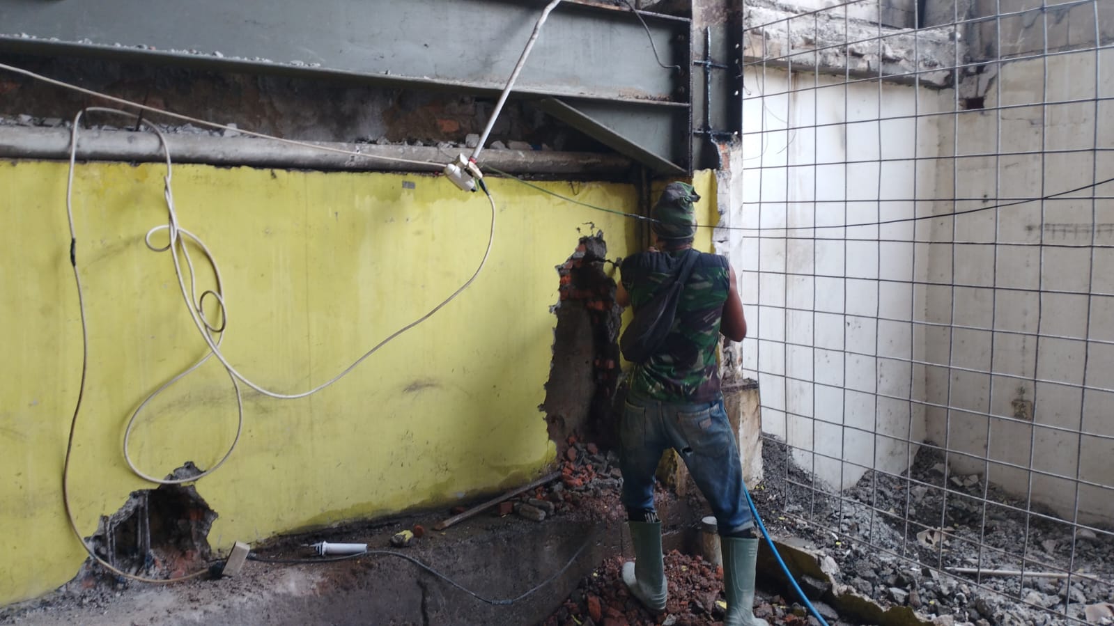 Pembongkaran Dinding Beton